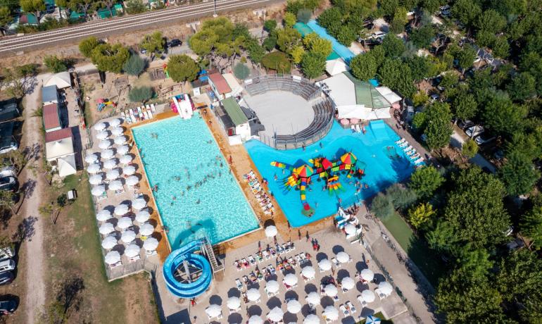 Vista aerea di un vivace parco acquatico, pieno di colori e divertimento.