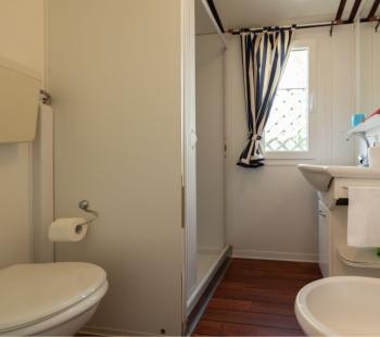 Bagno semplice con doccia e lavandino.