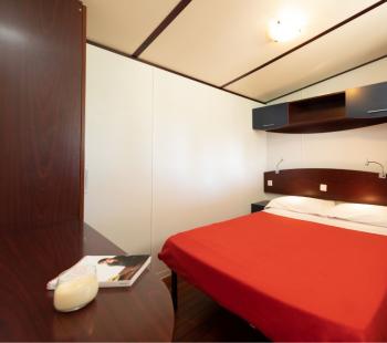 Camera da letto con letto matrimoniale e arredamento moderno.