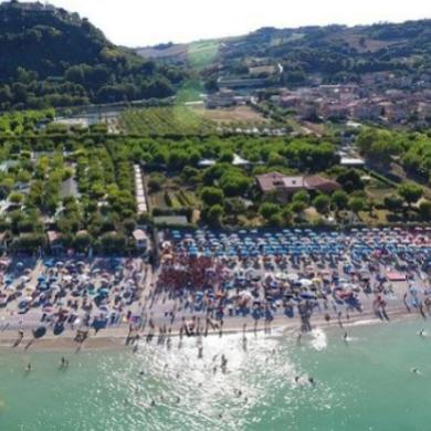 centrovacanzeverdemare it giugno-camping-mare-marche 065