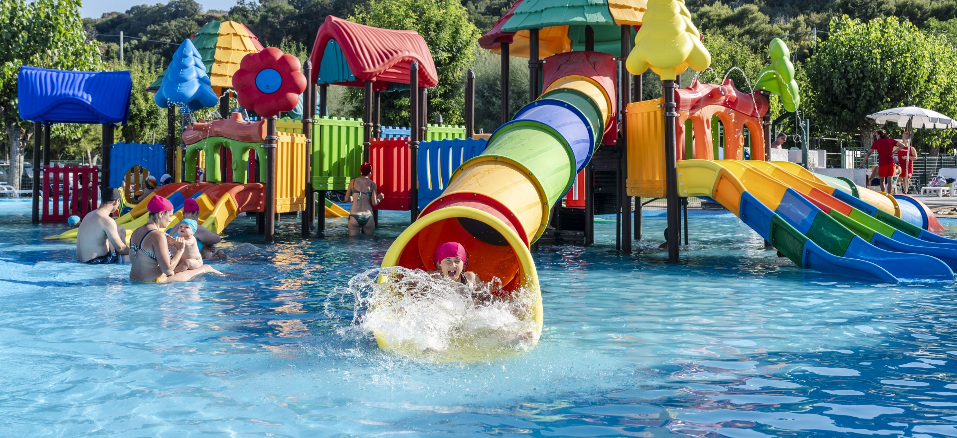 Bunter Wasserpark mit Rutschen und Spielbereichen für Kinder.